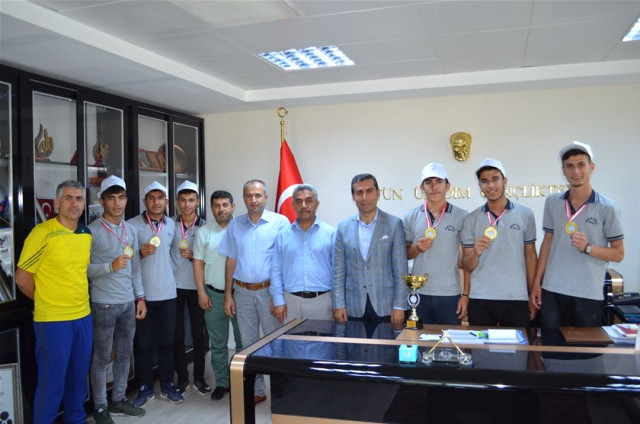 Bowlingciler Elde Ettikleri Başarıyı Müdür Keleş ile Paylaştı