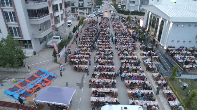 Derebahçe’de 3 Bin Kişilik Dev İftar