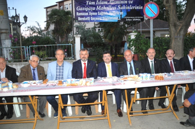 Bafra Belediye Başkanı Mahalleli ile İftarda Buluştu