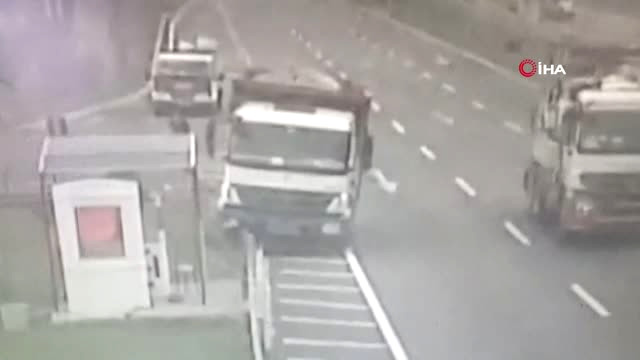 Direksiyon Başında Beyin Kanaması Geçiren Kamyon Şoförü Faciayı Önledi… O Anlar Kamerada