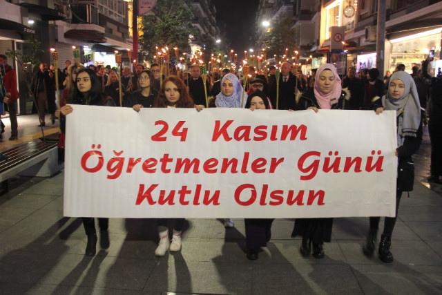 Öğretmen ve Öğrencilerden Fener Alayı