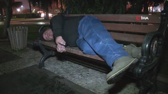 Sokakta Yaşayan Vatandaşın Dramı…günlerdir Parkta Yatıyor, İş ve Kalacak Bir Yer Arıyor