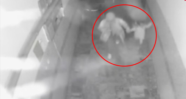 Talihsiz Kadın, Kızının Elinden Tutup Ölüme Yürüdü! O Anlar Kamerada