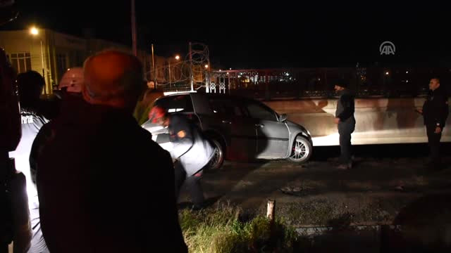 Kontrolden Çıkan Otomobil Köprüde Asılı Kaldı