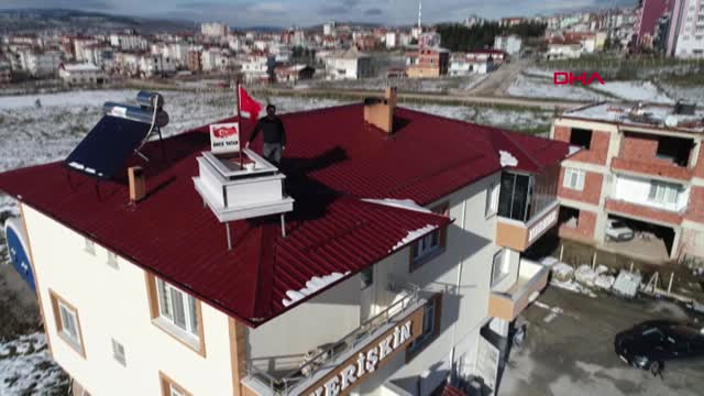 Samsun Yaptığı Mermer Mezarı Evinin Çatısında Sergiliyor