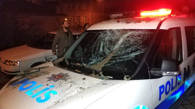 Polis Aracının Camını Çatı Katından Saksı Atarak Kırdı