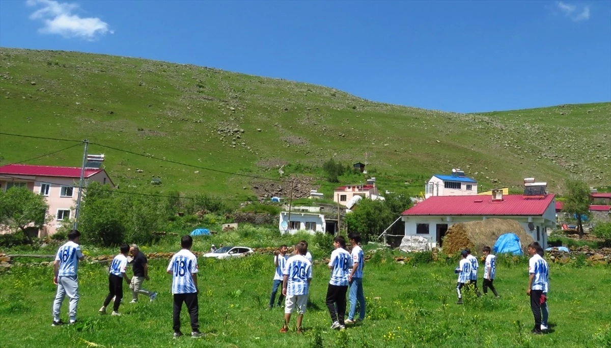 Memleketler arası Yetenek Avcıları Futbol Akademisi, Ardahan’da köy çocuklarına forma ikram etti