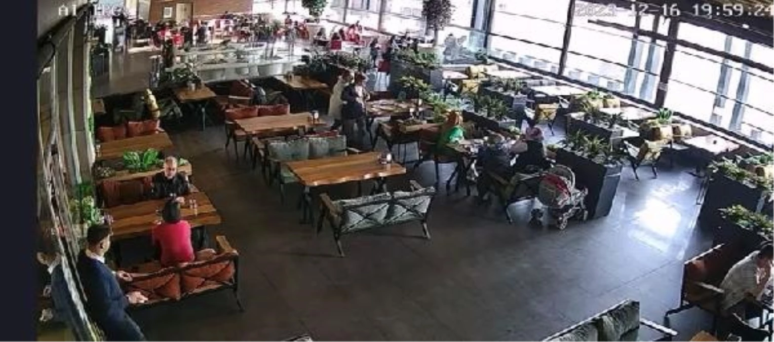 Emniyet Müdür Yardımcısı Boğazına Yemek Kaçan Bayanı Kurtardı