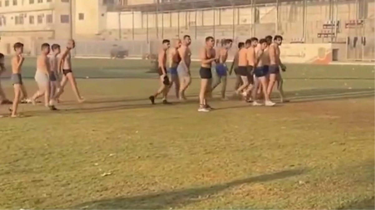 Ortalarında çocuk ve yaşlılar da var! İsrail askerleri, Gazzelileri stadyumda yarı çıplak teşhir etti