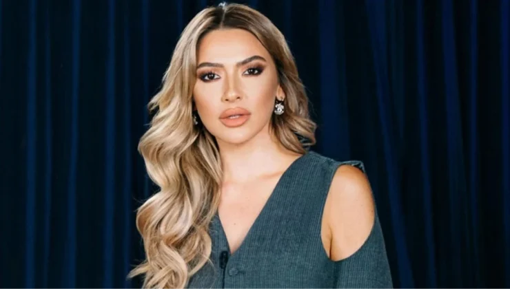 2023’e veda ederken hudut tanımayan Hadise, göğsünü göstererek poz verdi