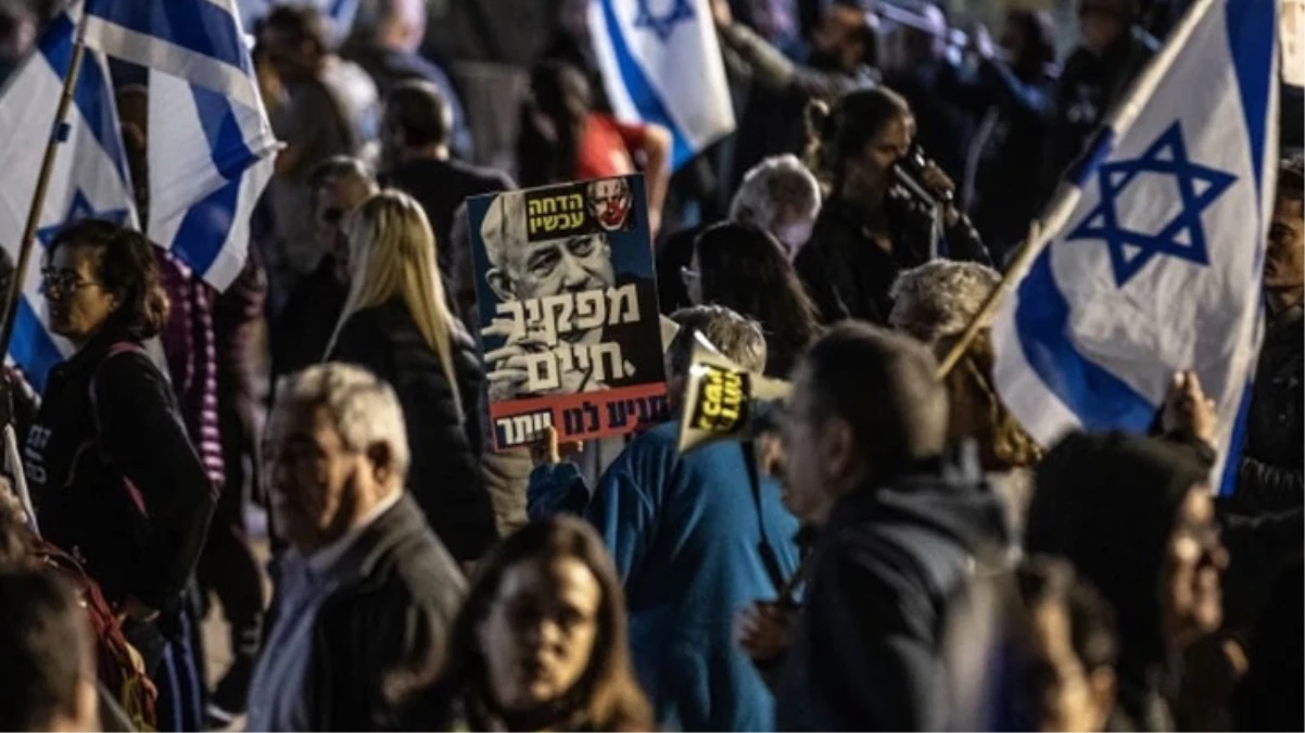 Netanyahu’nun istifasını isteyen binlerce İsrailli, Tel Aviv sokaklarına indi