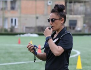 Hakkarigücü Spor Kadın Futbol Takımı Başkanı ve Teknik Direktörü ‘Kristal Ayaklar’ mükafatına layık görüldü