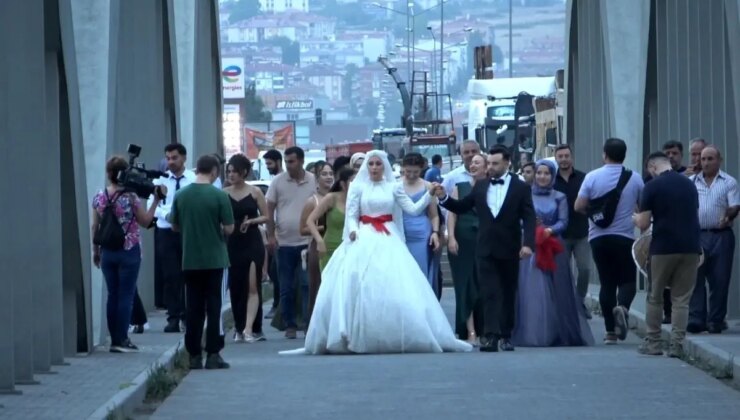 Samsun’un Bafra ilçesinde gelin-damatlar köprüden geçerek dilek tuttu