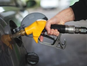 Bu gece yarısından itibaren akaryakıta 62 kuruş indirim gelmesi bekleniyor