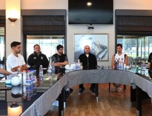 Beşiktaş Başkanı Hüseyin Yücel, Futbol Grubuyla Bir Ortaya Geldi